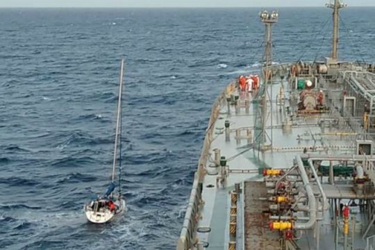 Διάσωση μεταναστών από δύο εμπορικά πλοία