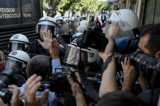 Ένταση στην πορεία της ΠΟΕ-ΟΤΑ έξω από τη Βουλή