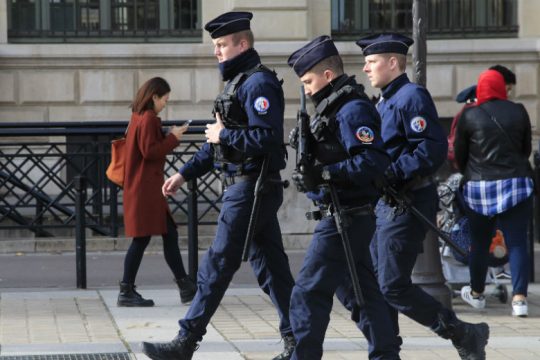 Στην Αντιτρομοκρατική οι έρευνες για την επίθεση στο Παρίσι