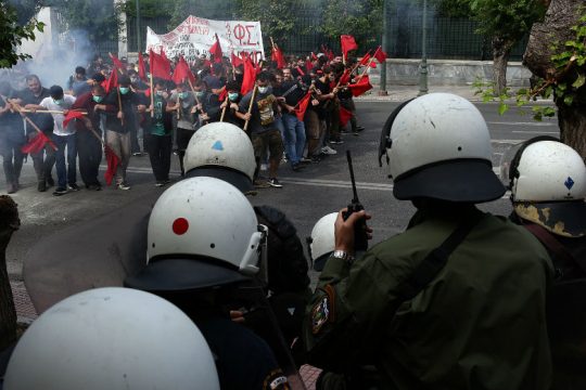 Χημικά και κρότου λάμψης στο φοιτητικό συλλαλητήριο της Αθήνας