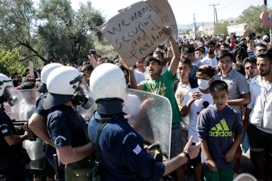 Αντιμεταναστευτική πολιτική με «άρωμα» ακροδεξιάς