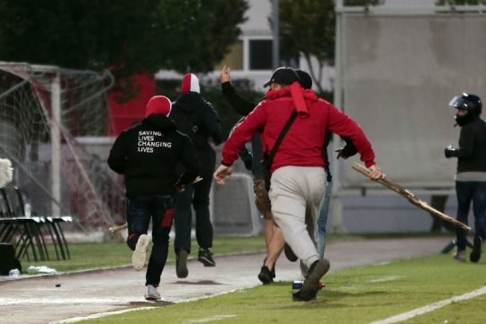 Εισβολή χούλιγκαν στον αγώνα νέων Ολυμπιακού – Μπάγερν
