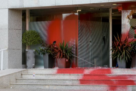 Επίθεση «Ρουβίκωνα» σε γραφεία της ΛΑΡΚΟ για το θάνατο εργάτη