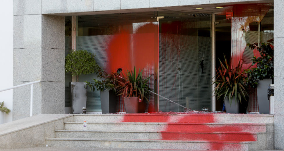 Επίθεση «Ρουβίκωνα» σε γραφεία της ΛΑΡΚΟ για το θάνατο εργάτη
