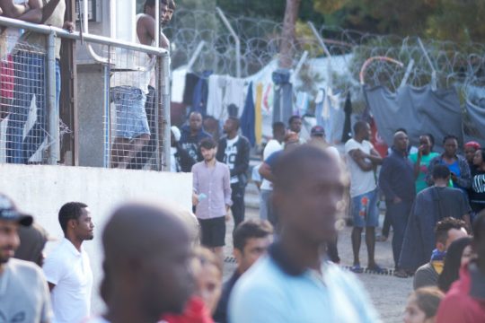 Νέα καθιστική διαμαρτυρία προσφύγων στη Σάμο