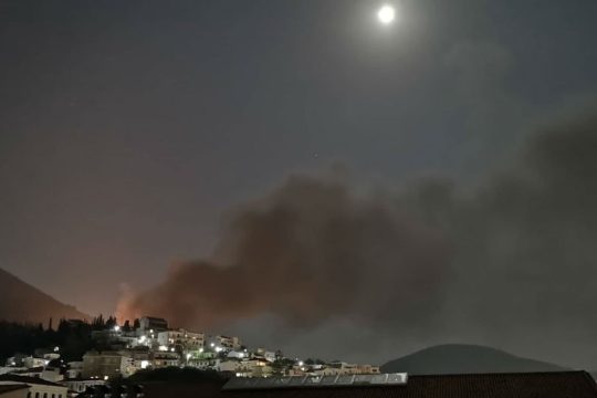 Δύσκολη νύχτα για χιλιάδες πρόσφυγες και μετανάστες στη Σάμο