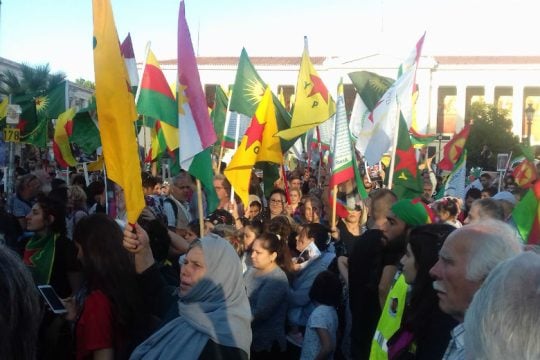 Χιλιάδες κόσμου στο αντιπολεμικό συλλαλητήριο
