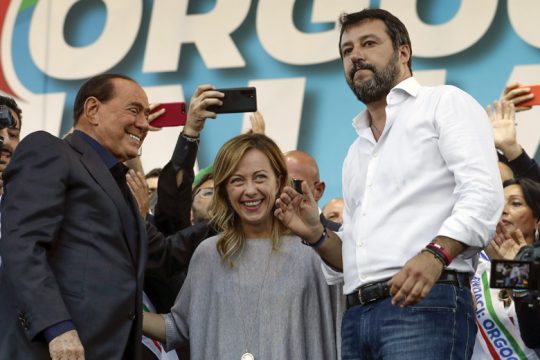 Φλερτ του Σαλβίνι με τους νεοφασίστες