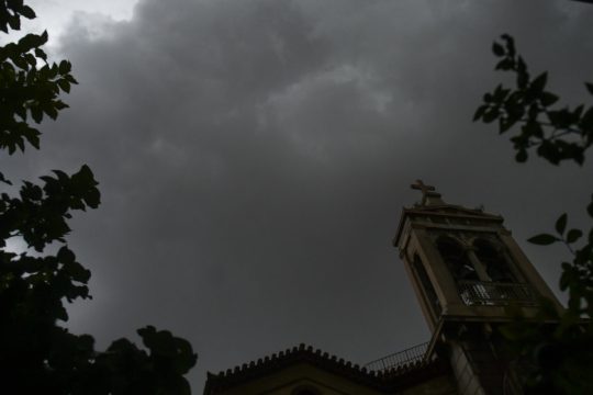 Ένα μαύρο σύννεφο «σκέπασε» την Αττική