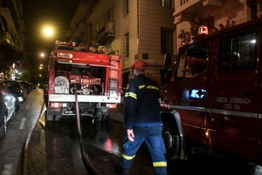 Φωτιά σε νυχτερινό μαγαζί στην Πανεπιστημίου