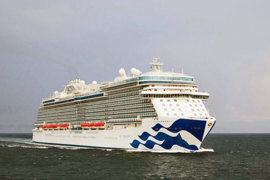 Στο λιμάνι του Πειραιά το «Sky Princess»