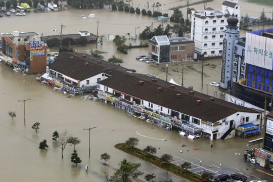 Φονικός τυφώνας στη Νότια Κορέα με δεκάδες θύματα