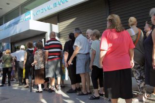 Ρίχνουν πίσω τα αναδρομικά