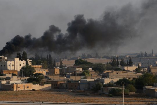 Άμαχοι βομβαρδίζονται ενώ ο συριακός στρατός αναπτύσσεται