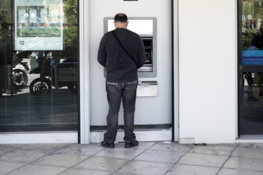 Επερώτηση για τις εξωφρενικές προμήθειες των τραπεζών