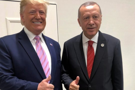 Ο ένας επεκτείνεται, ο άλλος αυτοαποθεώνεται…