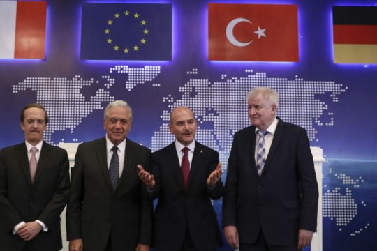 Υποσχέσεις και διαπιστώσεις στη συνάντηση Σοϊλού-Ζεεχόφερ