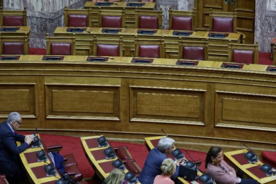 Με άδεια υπουργικά έδρανα ψηφίστηκε η προανακριτική