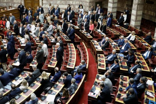 Σε θέση μάχης τα κόμματα για την ψήφιση του αναπτυξιακού νομοσχεδίου