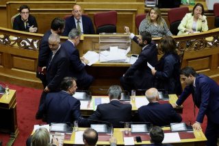 «Καλά ξεμπερδέματα…»