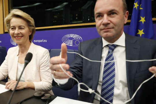Η θηλιά Βέμπερ στην Ούρσουλα και το… κρύο πιάτο σε Μακρόν