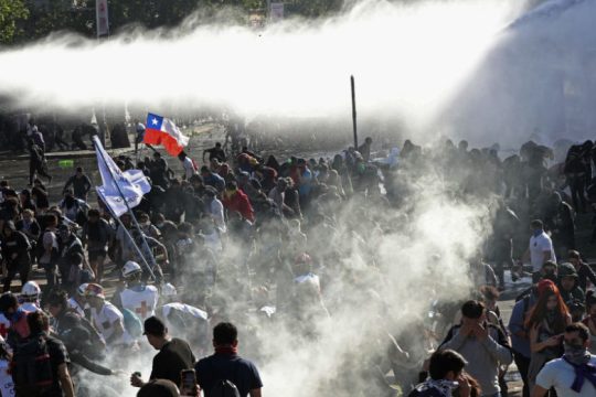 Έκρηξη οργής στην Χιλή, «βρισκόμαστε σε πόλεμο» λέει ο πρόεδρος