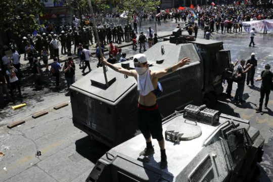 «Η Χιλή ξυπνάει» και δεν πείθεται από τις προεδρικές υποσχέσεις