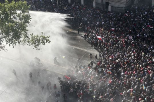 Νέες διαδηλώσεις και επεισόδια παρά τον ανασχηματισμό στη Χιλή