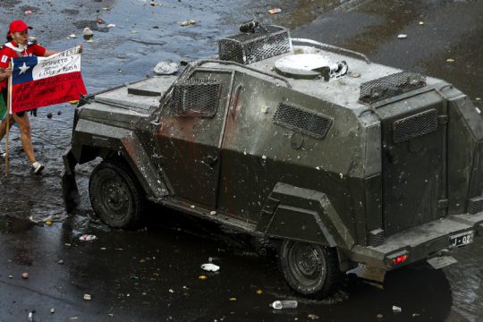 Πακέτο ελαφρύνσεων για να κατευνάσουν την οργή στη Χιλή