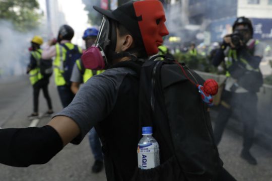 Μαχαίρωσαν 19χρονο ακτιβιστή που μοίραζε φυλλάδια στο Χονγκ Κονγκ