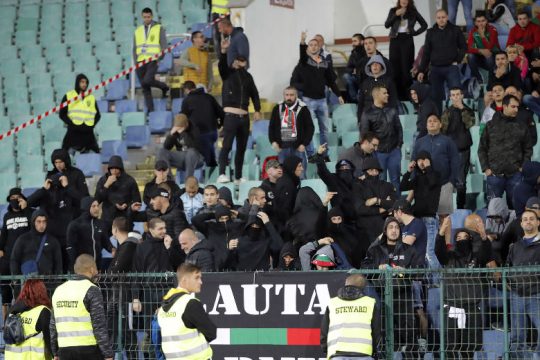 Άλλες πέντε συλλήψεις για τη ρατσιστική επίθεση σε Άγγλους ποδοσφαιριστές