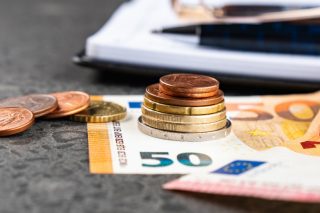 Την Παρασκευή τα επιδόματα ΟΠΕΚΑ