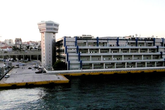 Αποψιλώνουν από καθηγητές τις ναυτικές σχολές