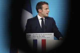 Ο Μακρόν «πυροβολεί» το Σύμφωνο Σταθερότητας