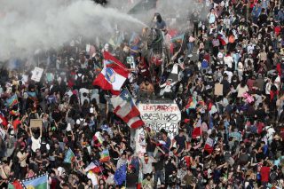 Γιατί βγαίνει ο κόσμος στους δρόμους