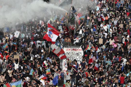 Γιατί βγαίνει ο κόσμος στους δρόμους