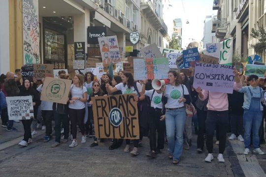 «Δεν πήγαμε σχολείο και ήρθαμε εδώ, να σώσουμε τη γη μας από το χαμό»