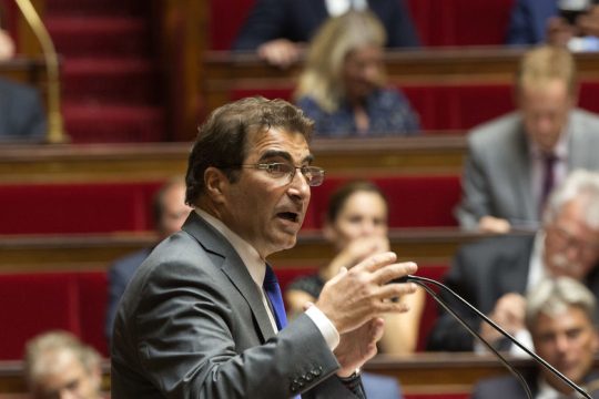 Τα «κίτρινα γιλέκα» γιορτάζουν, τα παλιά κόμματα παρακμάζουν