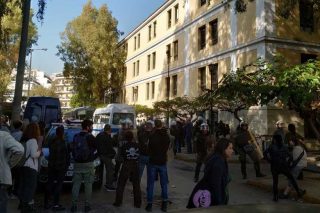 Ρεσιτάλ αστυνομικής αυθαιρεσίας μέσα στα δικαστήρια