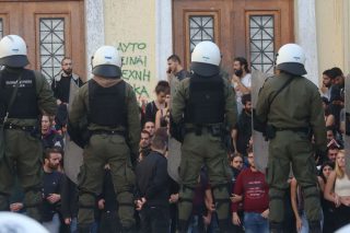 «Γλυκά» που δέρνουνε τα ΜΑΤ!
