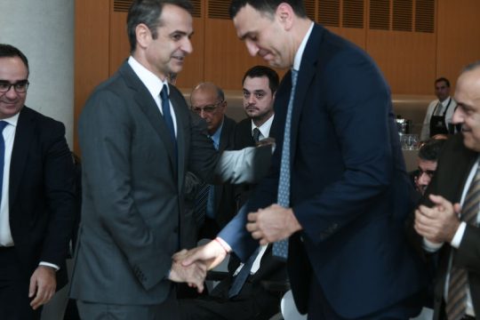 Ολα επιτρέπονται στο κυνήγι των καπνιστών