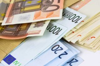 Τρεις συλλήψεις για «φακελάκι»