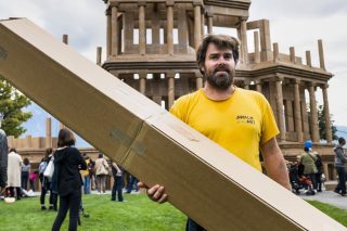 Η διοργάνωση κρέμεται από μια κλωστή…