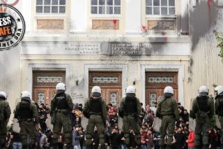 Press cafe: Τα βλέπετε, αλήτες;