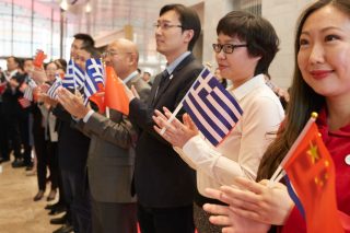 Υποδοχή στην Cosco με πλαστικές σημαίες