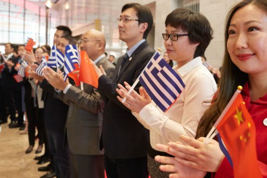 Υποδοχή στην Cosco με πλαστικές σημαίες