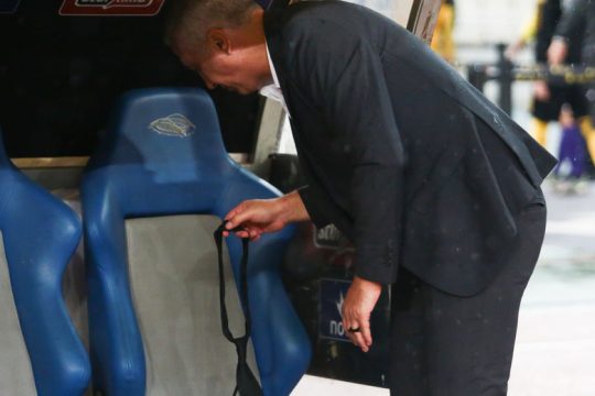 Ξανά… υπηρεσιακός