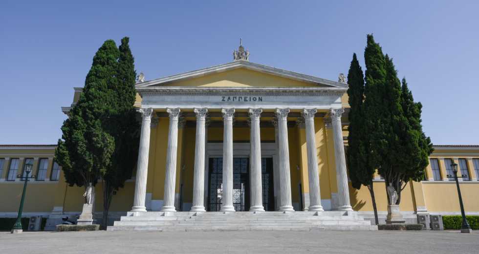 Τα άγια τοις κυσί