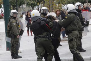 «Τρομοκράτες» οι διαδηλωτές, στα μαλακά οι επιφανείς