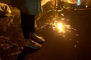 Οικογένειες προσφύγων παραμένουν στο δρόμο έξω από τον Ελαιώνα